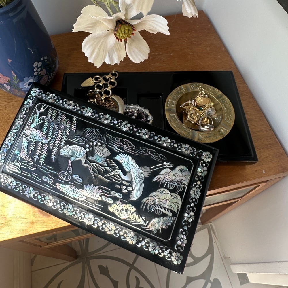 Rare Vintage 1982 Black Lacquered Smoking Box with Morher of pearl Inlay Design